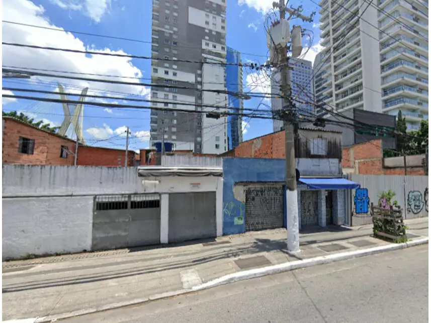 Terreno c/benfeitorias à venda em leilão