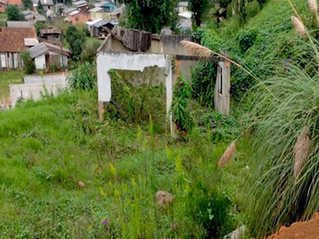 Parte Ideal (50%) sobre Terreno 900 m² (com construção inacabada) - Calmon - SC